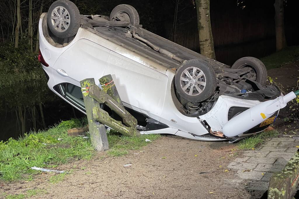 Auto belandt op zijn kop in berm