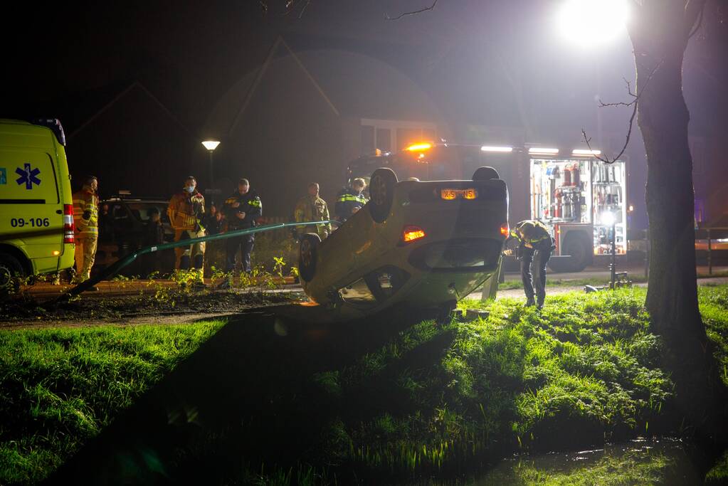 Auto belandt op zijn kop in berm