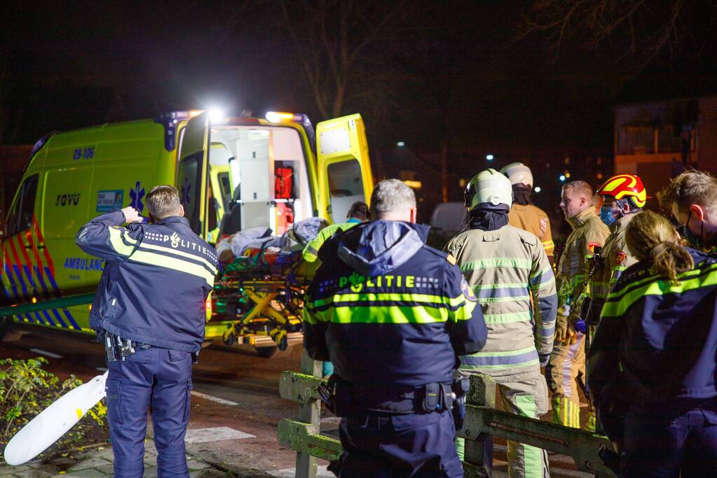 Auto belandt op zijn kop in berm