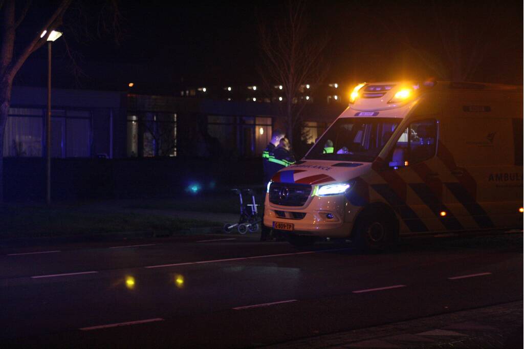 Vrouw met rollator gewond op zebrapad