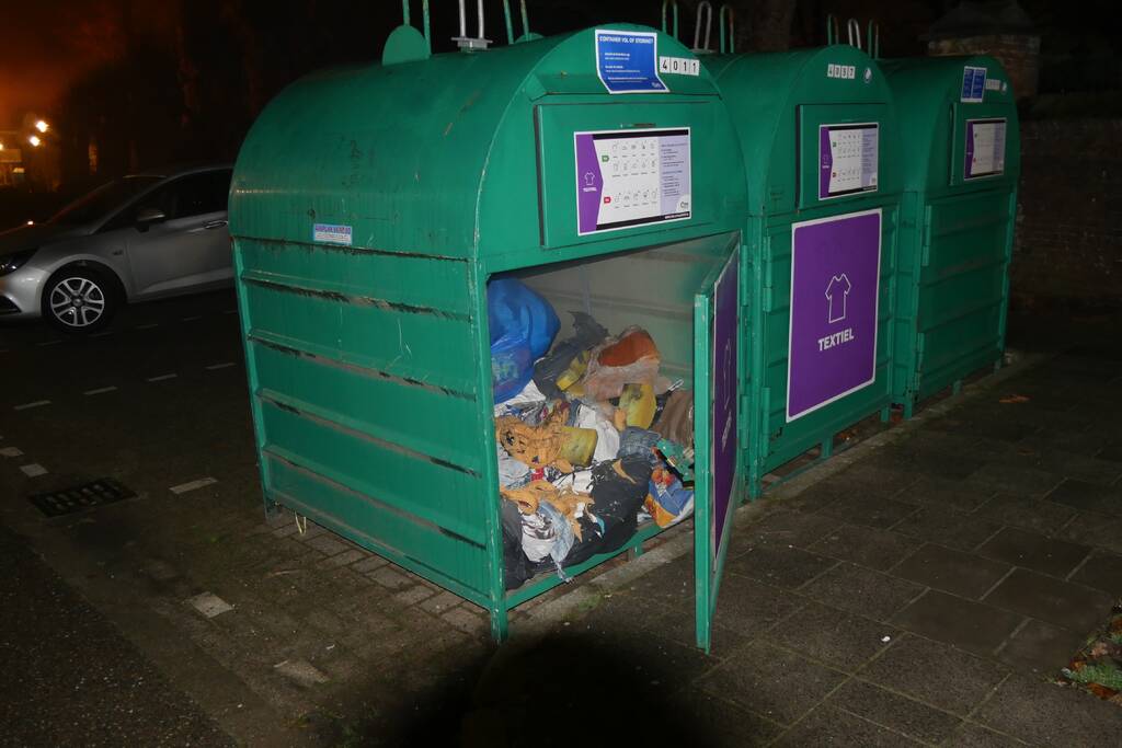 Brand in kledingcontainer door vuurwerk