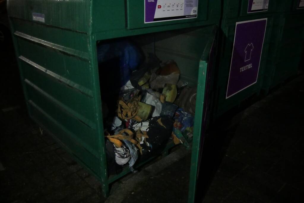 Brand in kledingcontainer door vuurwerk