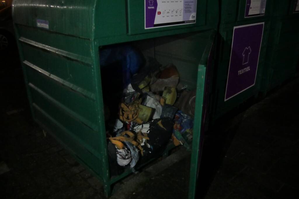 Brand in kledingcontainer door vuurwerk