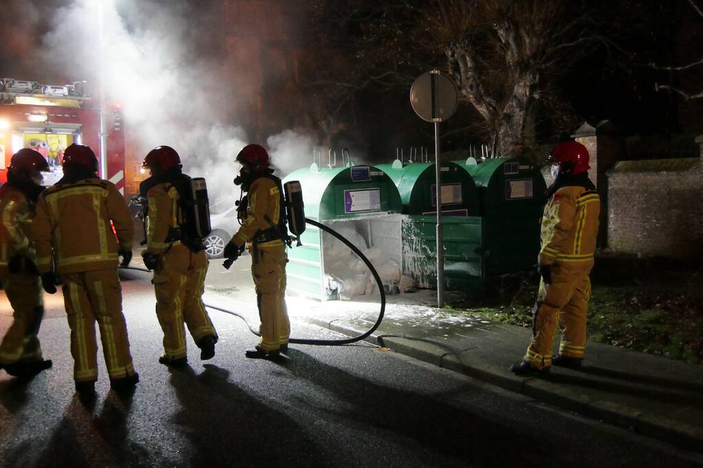 Brand in kledingcontainer door vuurwerk