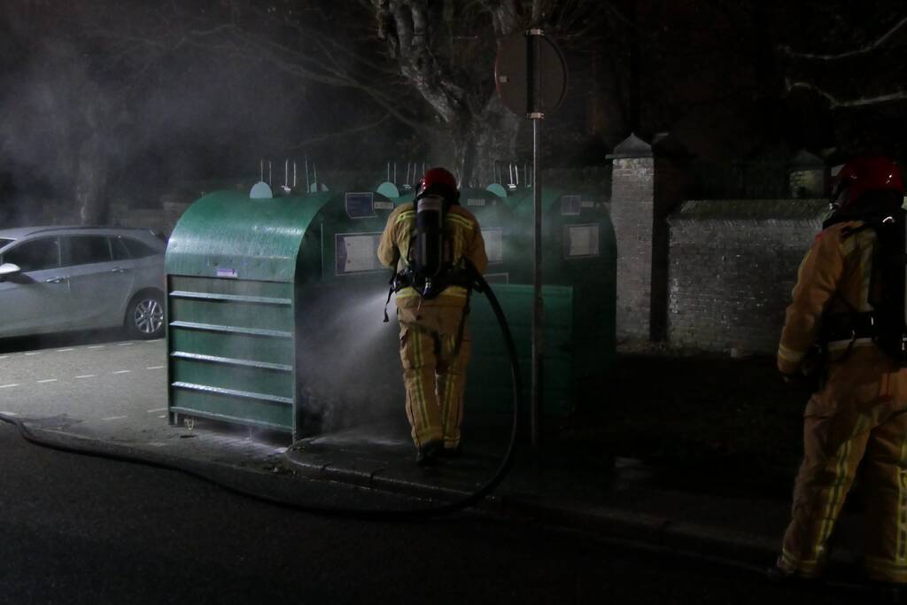 Brand in kledingcontainer door vuurwerk