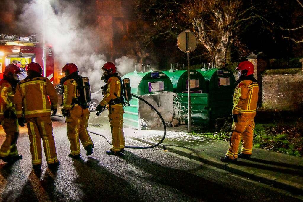 Brand in kledingcontainer door vuurwerk