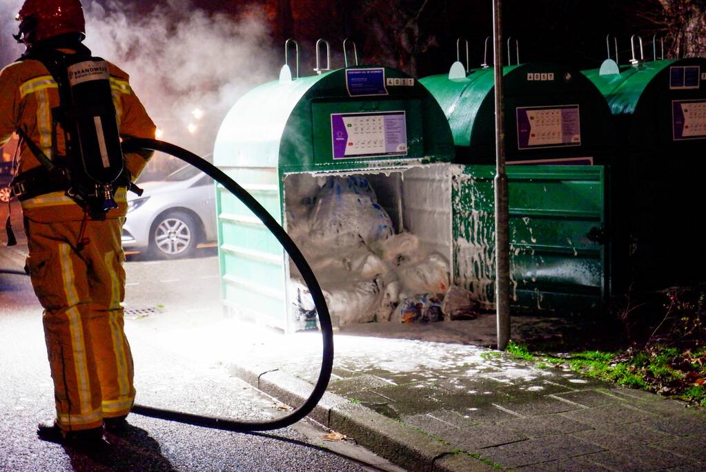 Brand in kledingcontainer door vuurwerk