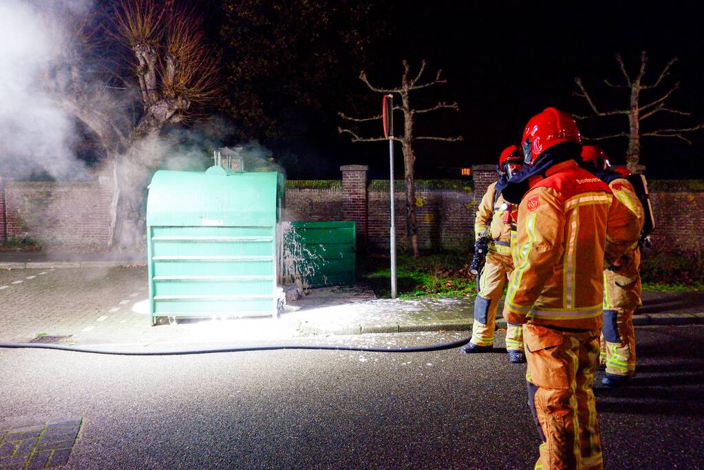 Brand in kledingcontainer door vuurwerk