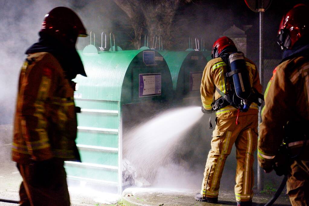 Brand in kledingcontainer door vuurwerk