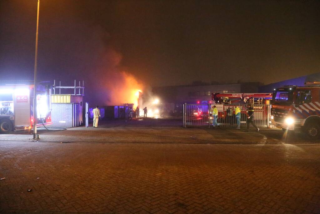 Uitslaande brand in loods Casper de Haan