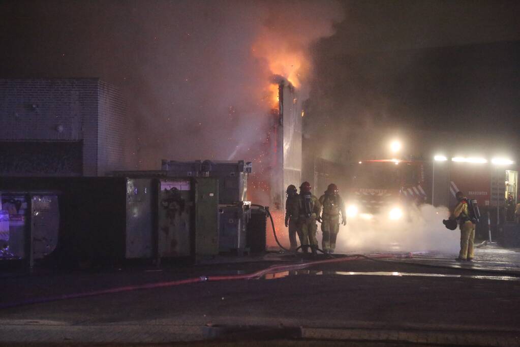 Uitslaande brand in loods Casper de Haan