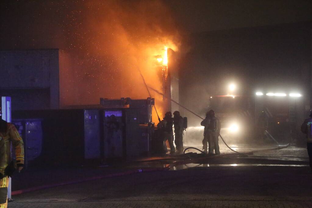 Uitslaande brand in loods Casper de Haan