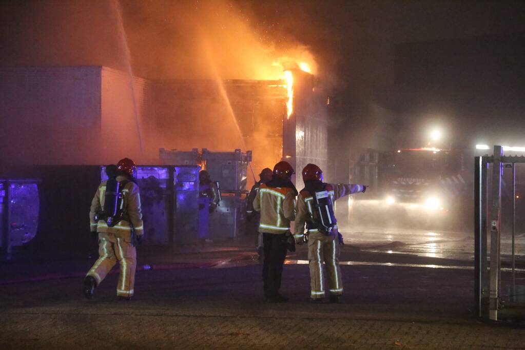 Uitslaande brand in loods Casper de Haan