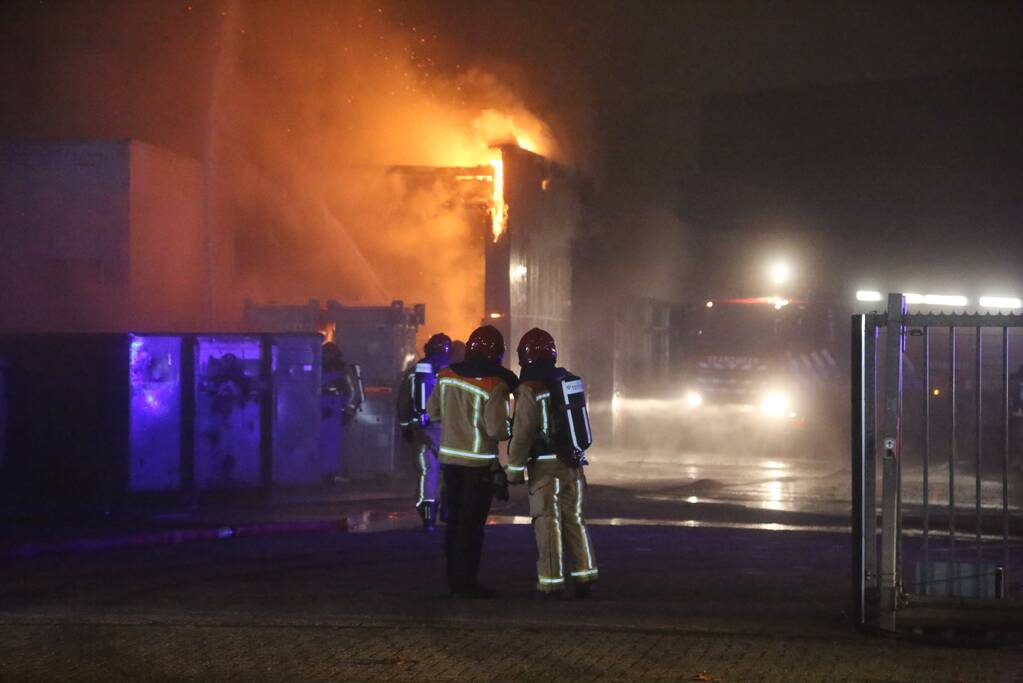 Uitslaande brand in loods Casper de Haan