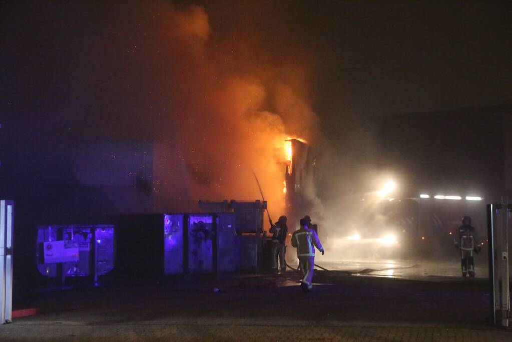 Uitslaande brand in loods Casper de Haan