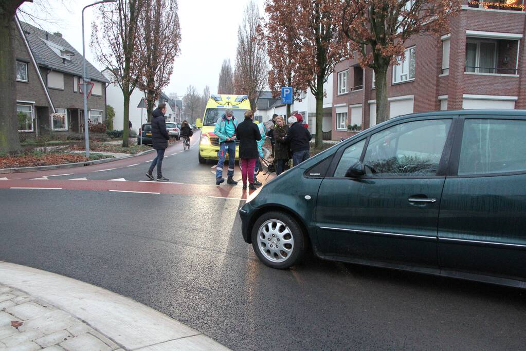 Fietser aangereden op rotonde en raakt gewond