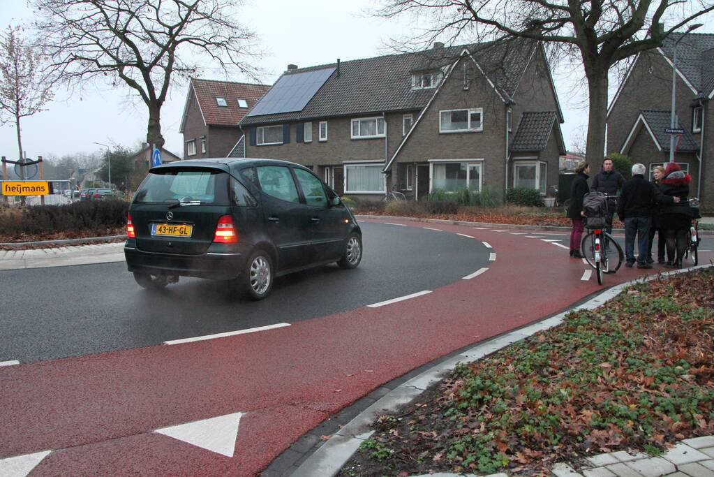 Fietser aangereden op rotonde en raakt gewond