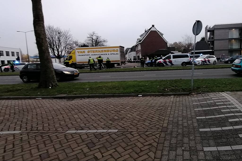 Jong meisje zwaargewond bij botsing met vrachtwagen