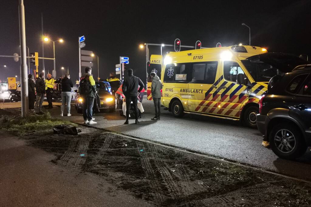 Scooterrijder gewond bij aanrijding met auto