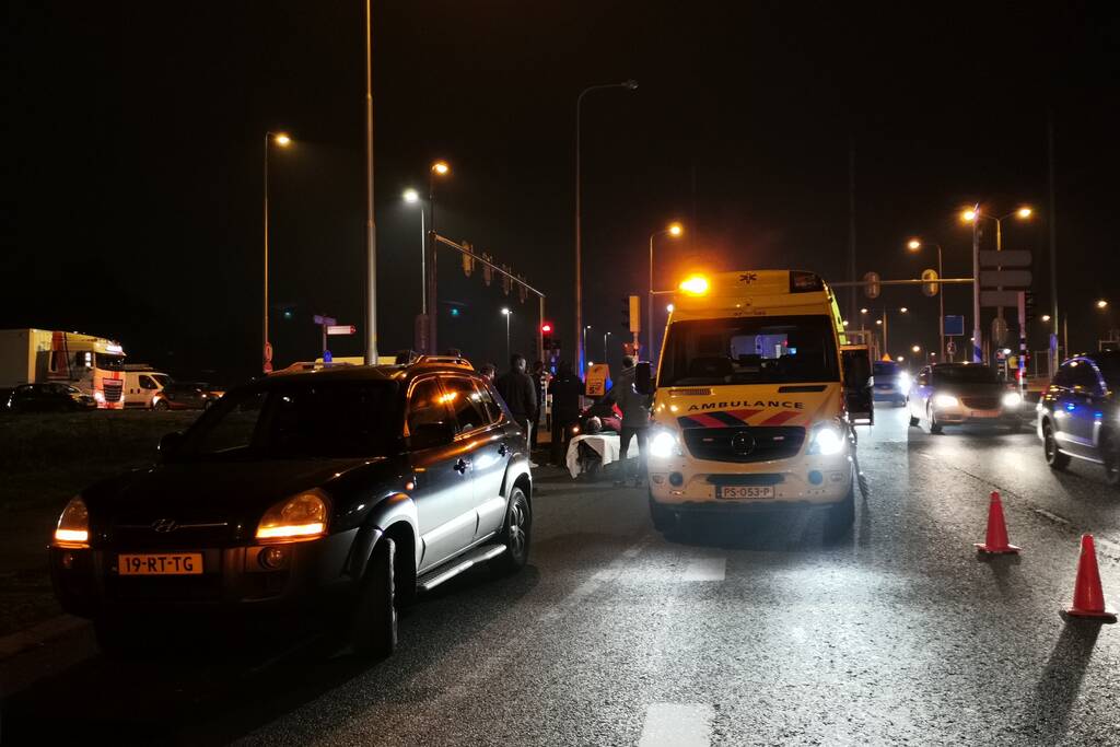 Scooterrijder gewond bij aanrijding met auto