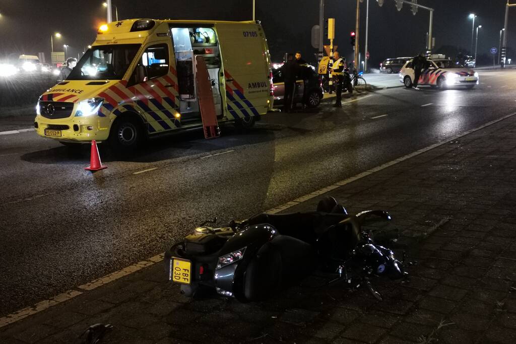 Scooterrijder gewond bij aanrijding met auto