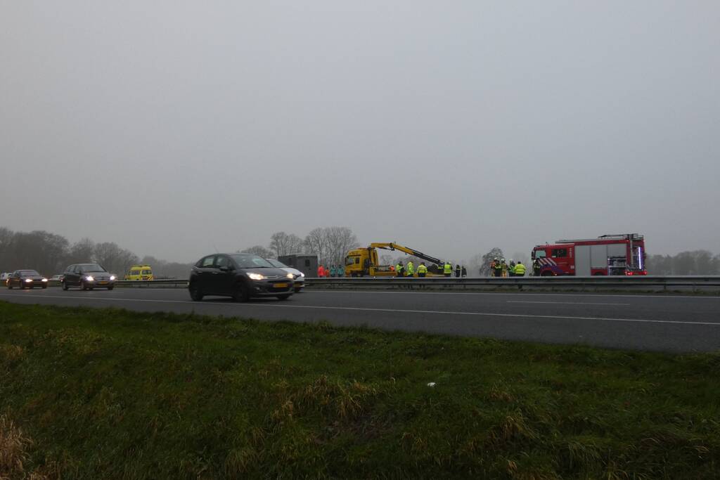 Paardentrailer belandt in sloot naast snelweg