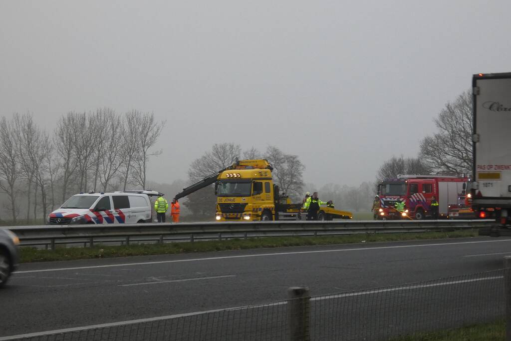 Paardentrailer belandt in sloot naast snelweg
