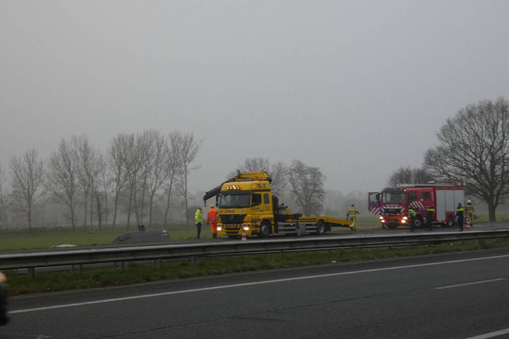 Paardentrailer belandt in sloot naast snelweg