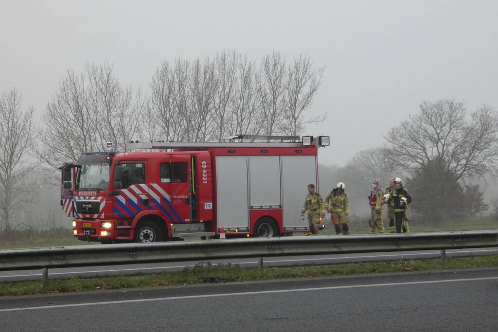 Paardentrailer belandt in sloot naast snelweg