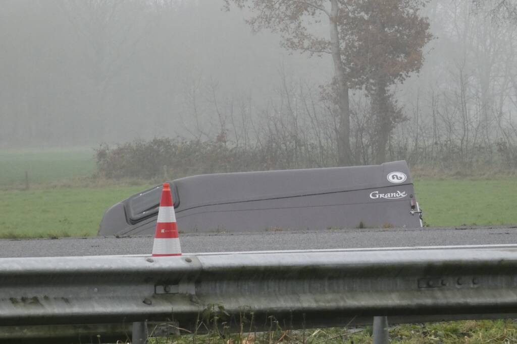 Paardentrailer belandt in sloot naast snelweg