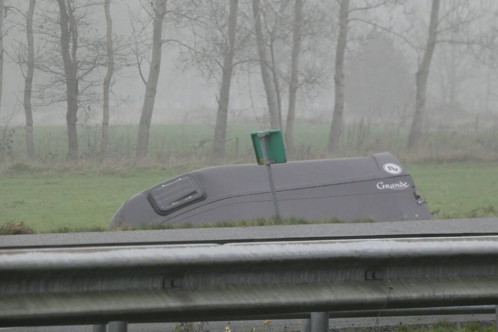 Paardentrailer belandt in sloot naast snelweg