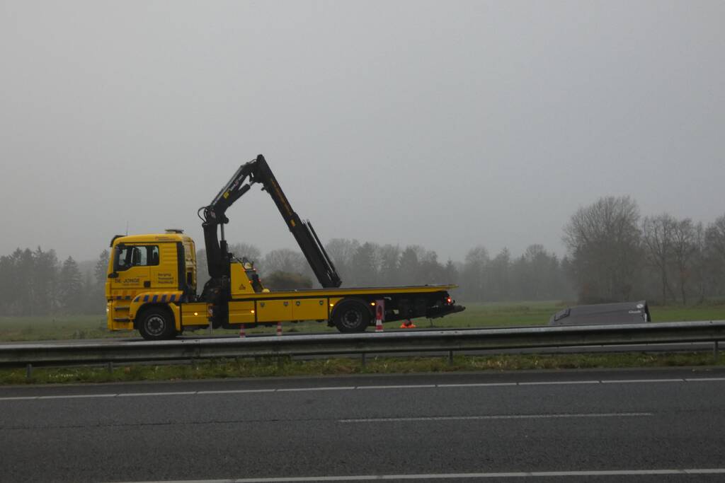 Paardentrailer belandt in sloot naast snelweg
