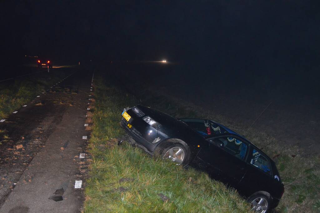 Auto eindigt in de sloot