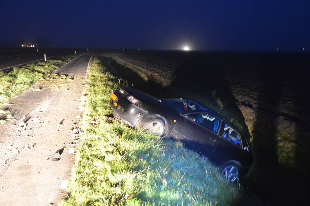 Auto eindigt in de sloot