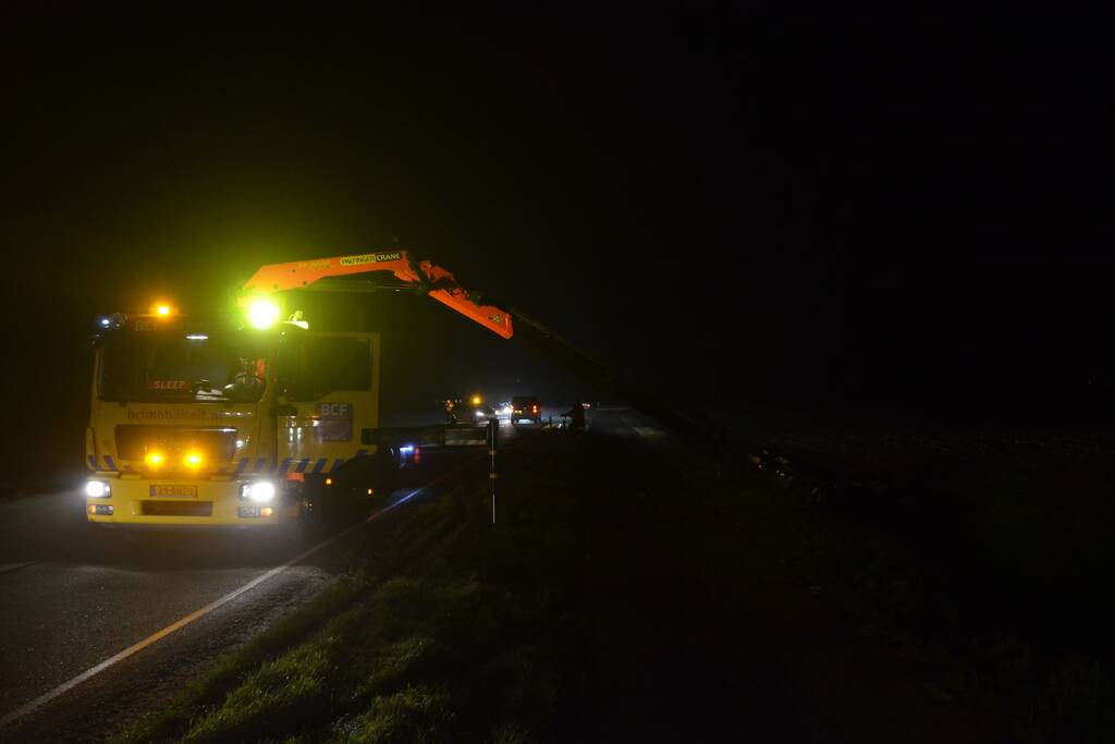 Auto eindigt in de sloot