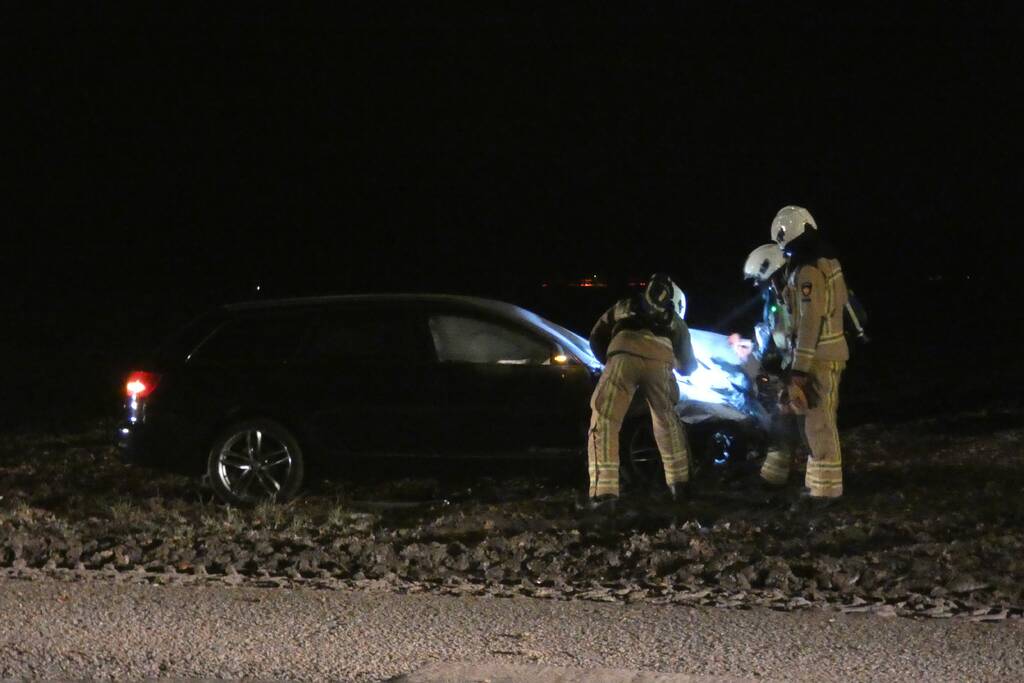 Auto vliegt in brand na aanrijding