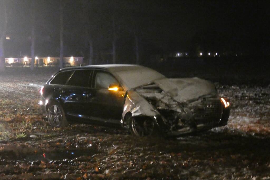 Auto vliegt in brand na aanrijding