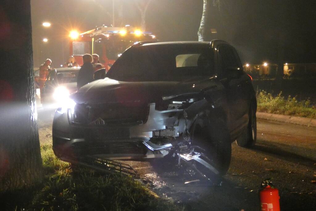 Auto vliegt in brand na aanrijding