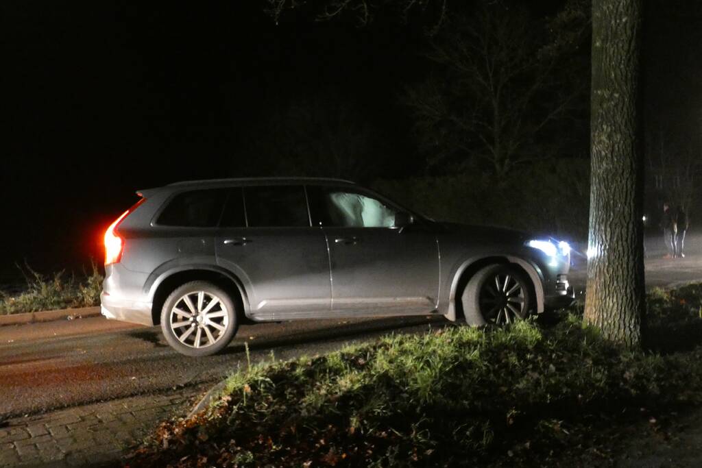 Auto vliegt in brand na aanrijding
