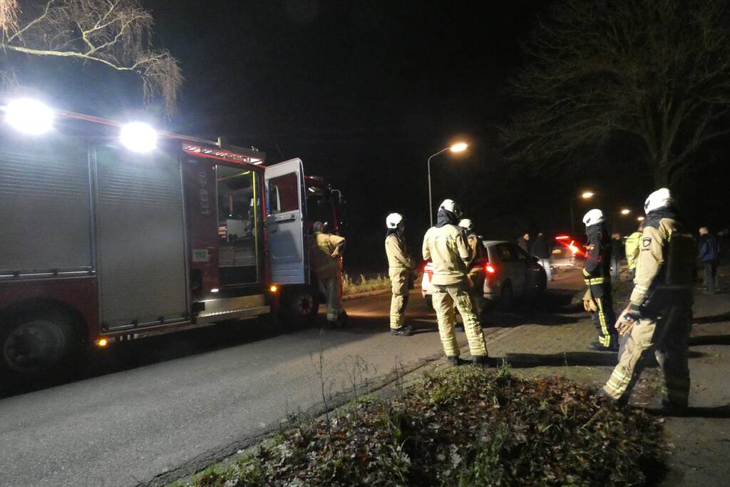 Auto vliegt in brand na aanrijding