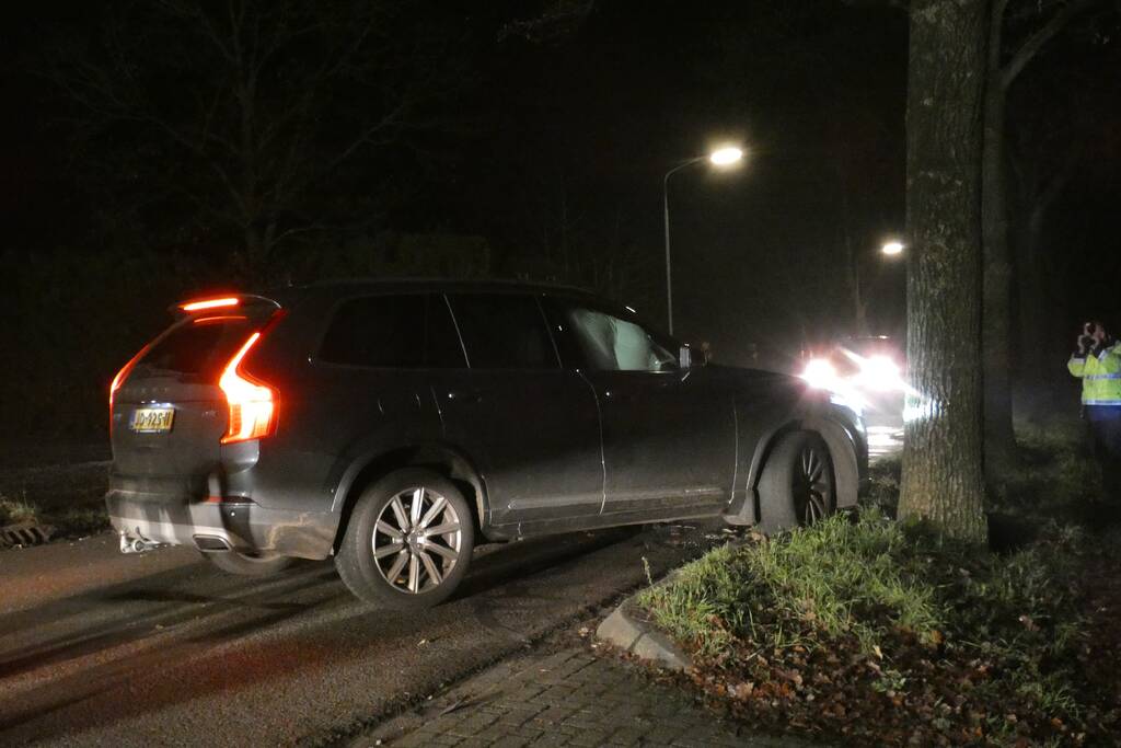 Auto vliegt in brand na aanrijding