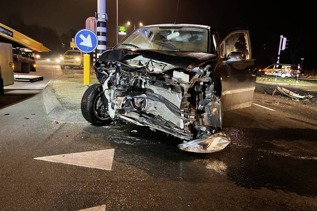 Ravage bij ongeval tussen meerdere voertuigen