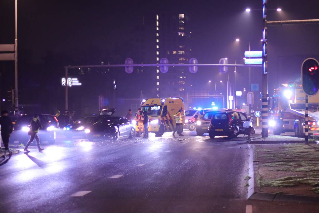 Ravage bij ongeval tussen meerdere voertuigen