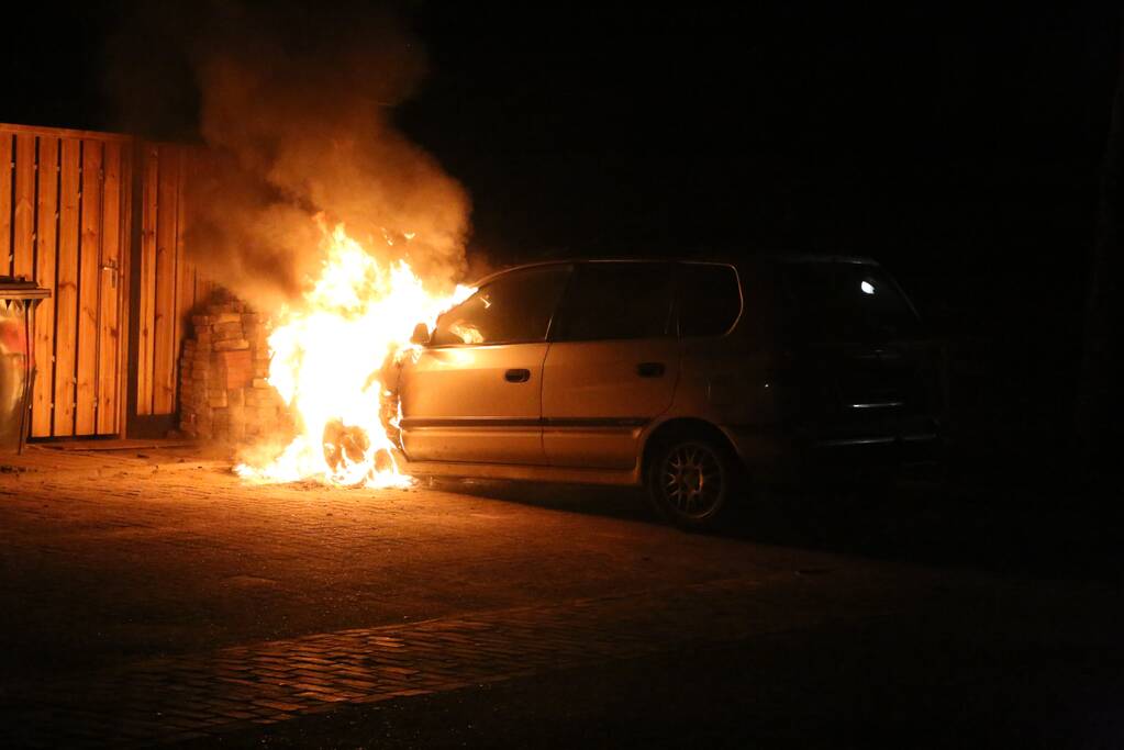 Auto door brand verwoest