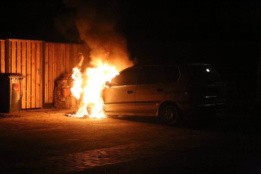 Auto door brand verwoest