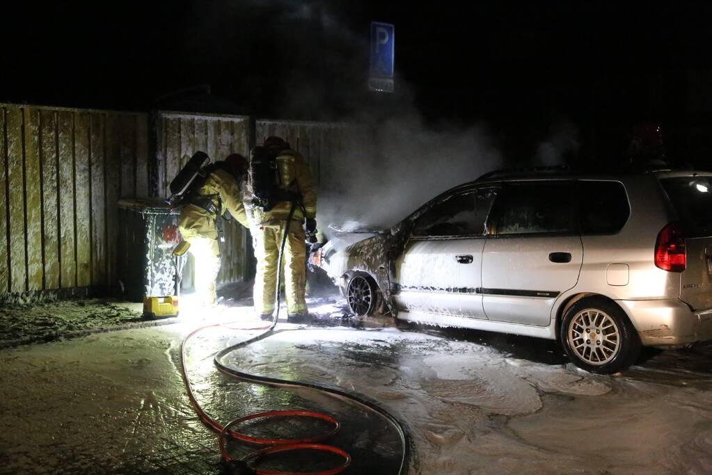 Auto door brand verwoest