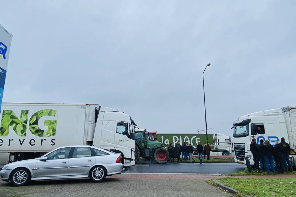 Boeren blokkeren Jumbo distributiecentrum