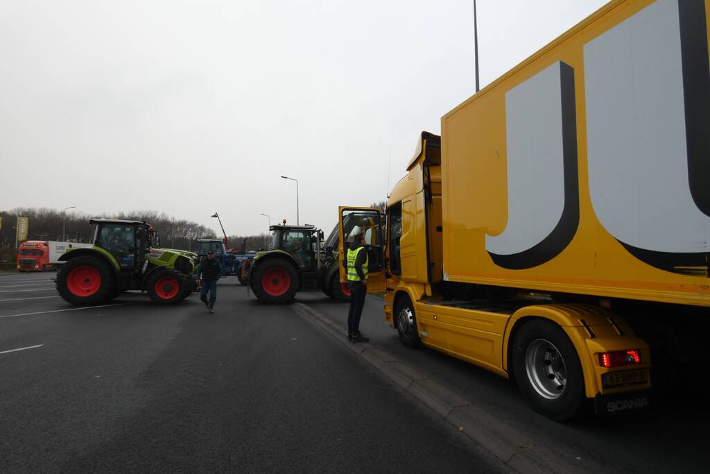 Distributiecentrum Jumbo geblokkeerd door boeren