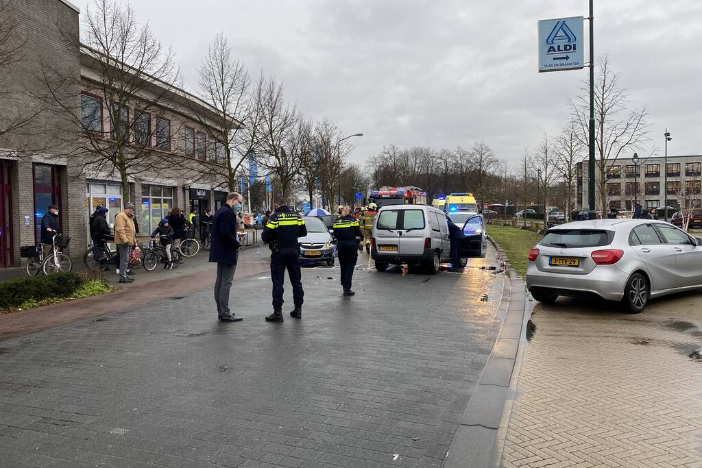 Flinke schade na botsing tussen drie voertuigen