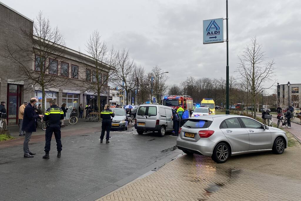 Flinke schade na botsing tussen drie voertuigen